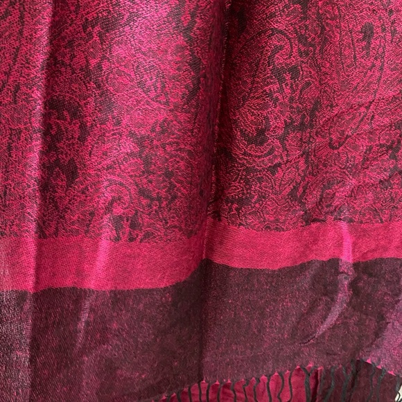 Magenta & Black Pashmina / Wrap / Stole /Throw: Paisley Pattern w 5" Fringe - Picture 2 of 9